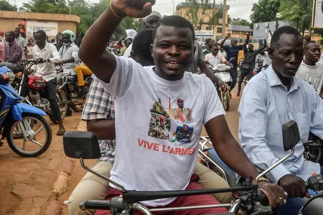 A protester wearing a t-shirt in support of the Niger junta gestures during a demonstration on independence day in Niamey on August 3, 2023. Security concerns built on August 3, 2023 ahead of planned protests in coup-hit Niger, with France demanding safety guarantees for foreign embassies as some Western nations reduced their diplomatic presence. (Photo by AFP Photo/Stringer)