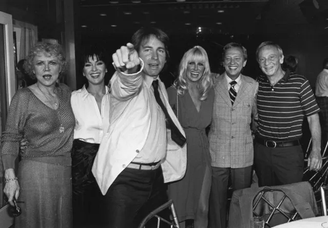 Actor John Ritter points towards guests attending a press preview luncheon for television's “Three's Company”, and its spinoff show “The Ropers”, in Los Angeles, September 6, 1979.  From left to right:  Audra Lindley, Joyce DeWitt, Ritter, Suzanne Somers, Don Knotts, and Norman Fell.  Lindley and Fell star in “The Ropers”. (Photo by Reed Saxon/AP Photo)