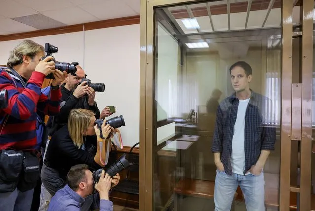 Wall Street Journal reporter Evan Gershkovich stands inside an enclosure for defendants before a court hearing to consider an appeal against his pre-trial detention on espionage charges in Moscow, Russia on October 10, 2023. (Photo by Evgenia Novozhenina/Reuters)