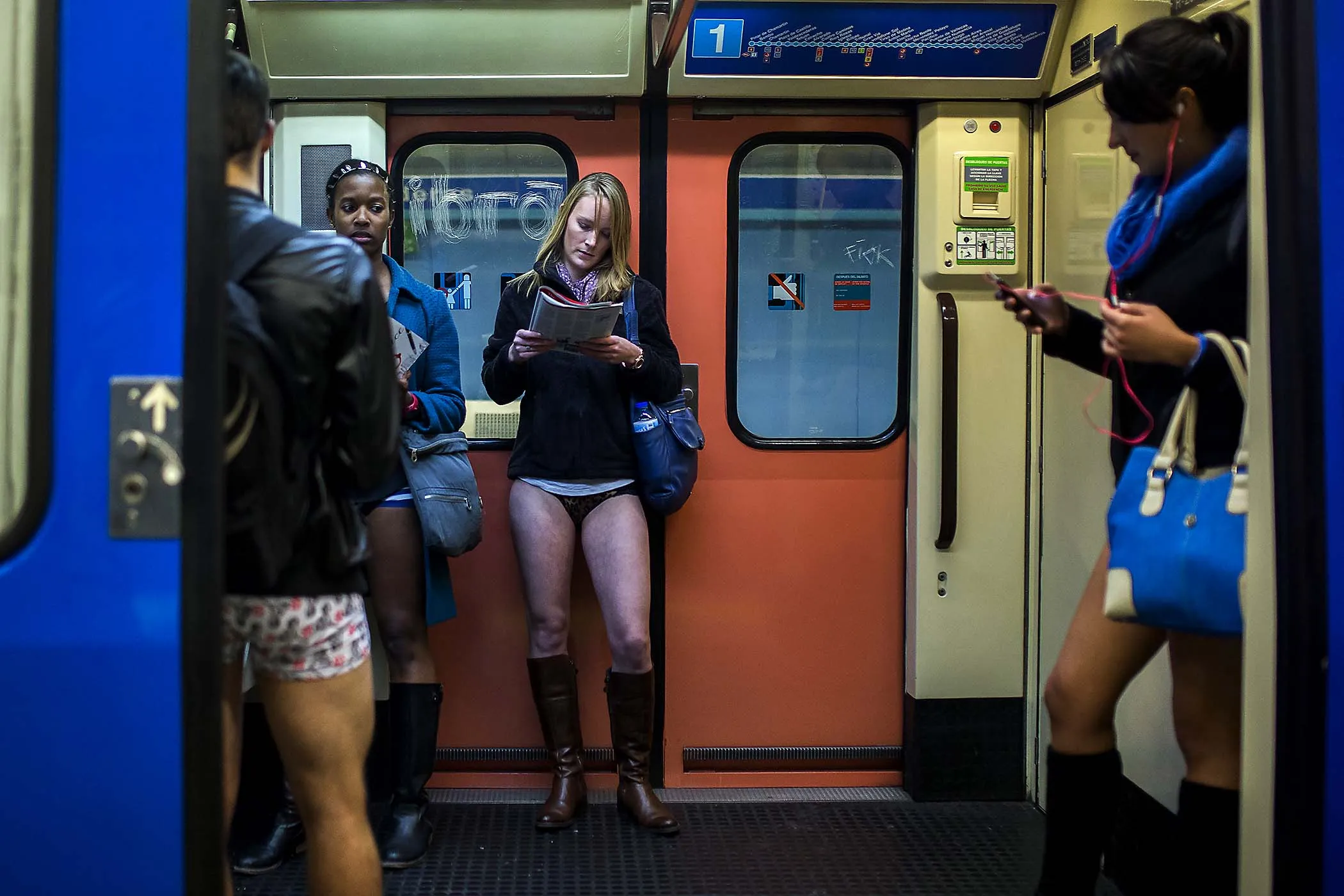 Лапаю девушек в метро. Global no Pants Subway Ride 2014. Global no Pants Subway Ride. No Pants Subway Ride London 2014. В метро без штанов.