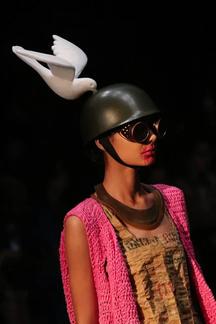 A model wearing a military helmet presents a creation from Ronaldo Fraga collection during Sao Paulo Fashion Week in Sao Paulo, Brazil April 26, 2019. (Photo by Amanda Perobelli/Reuters)