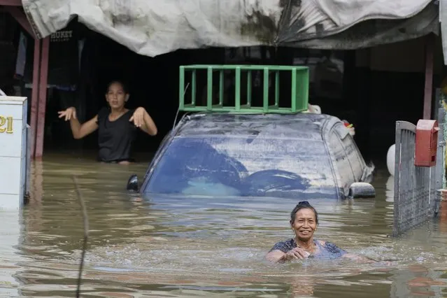 Residents are trapped at their house affected by a flood in Shah Alam, outskirts of Kuala Lumpur, Malaysia, Monday, December 20, 2021. (Photo by Vincent Thian/AP Photo)