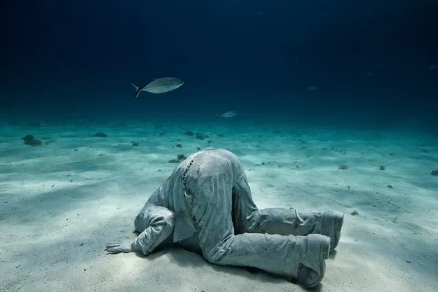 “The banker”. Underwater Sculpture, Museo Subacuático de Arte, Cancun. (Photo by Jason deCaires Taylor/UnderwaterSculpture)