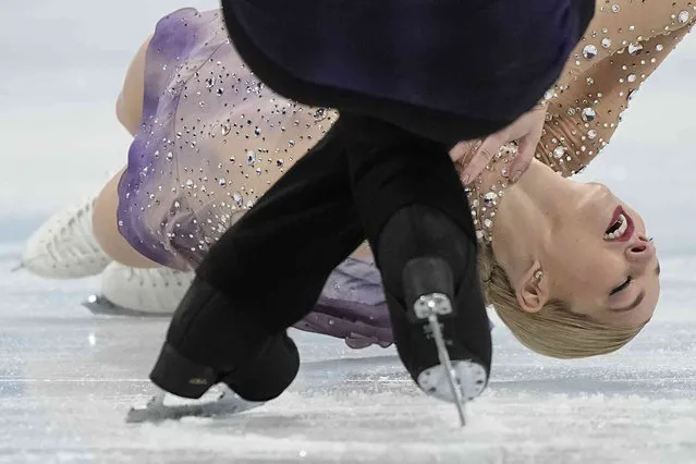 Alexa Knierim and Brandon Frazier, of the United States, compete in the pairs team free skate program during the figure skating competition at the 2022 Winter Olympics, Monday, February 7, 2022, in Beijing. (Photo by David J. Phillip/AP Photo)
