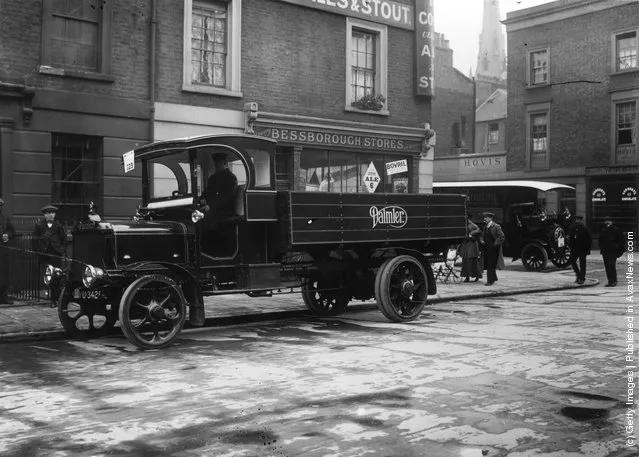 1913: A Daimler truck, one of the vehicles which will take part in the Commercial Motor Parade on Grosvenor Road, London