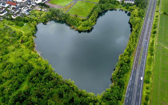 An areal view of the lake in the form of a heart in Rodgau, near Frankfurt, Germany, Friday, May 24, 2024. (Photo by Michael Probst/AP Photo)