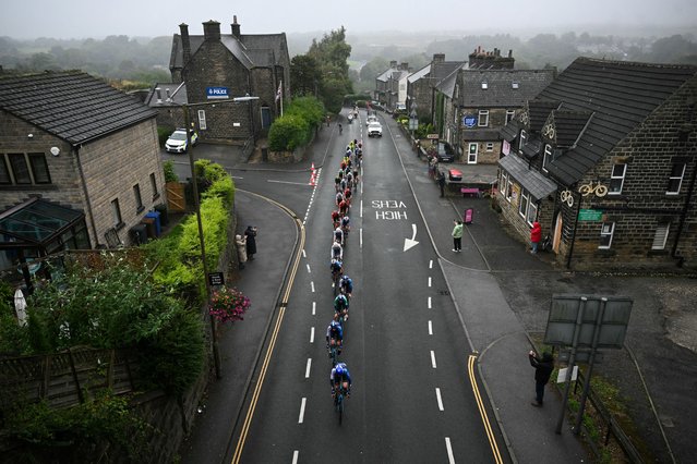 The peloton cycles through Penistone, northern England, during the third stage from Sheffield to Barnsley of the Tour of Britain cycling race, on September 5, 2024. (Photo by Oli Scarff/AFP Photo)