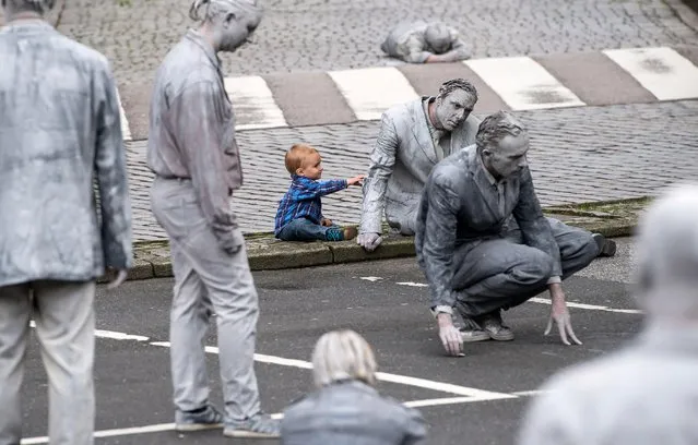 Prostestors dressed in grey clothes like Zombies attend a arts performance called “1000 Gestalten” demonstration prior the upcoming G20 summit in Hamburg, northern Germany, 05 July 2017. (Photo by Lukas Barth-Tuttas/EPA)