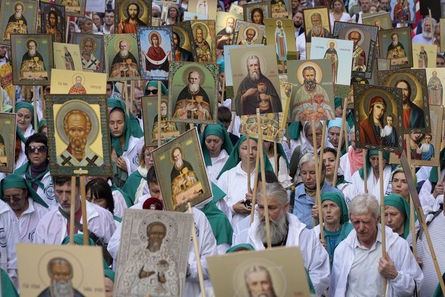 Orthodox believers carry icons as they take part in a procession along Nevsky Prospect to mark the 300 years anniversary of the Alexander Nevsky Monastery in St. Petersburg, Russia, Thursday, September 12, 2024. Russian Orthodox faithful commemorate the date of September 12, 1724, when Russian Tsar Peter The Great transferred the relics of prince Alexander Nevsky from town of Vladimir to St.Petersburg, the new capital of Russia. (Photo by Dmitri Lovetsky/AP Photo)