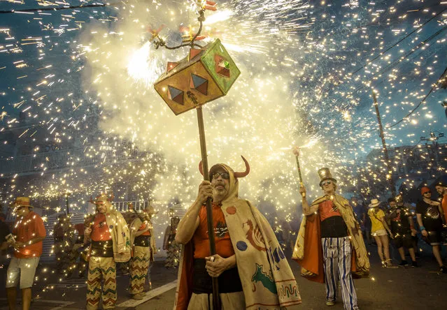 Members of Diables de Sitges create a display of fireworks for the Festa Major de Sitges celebrations in the seaside town Sitges, Catalonia, Spain on August 23, 2017. (Photo by Matthias Oesterle/ZUMA Wire/Rex Features/Shutterstock)