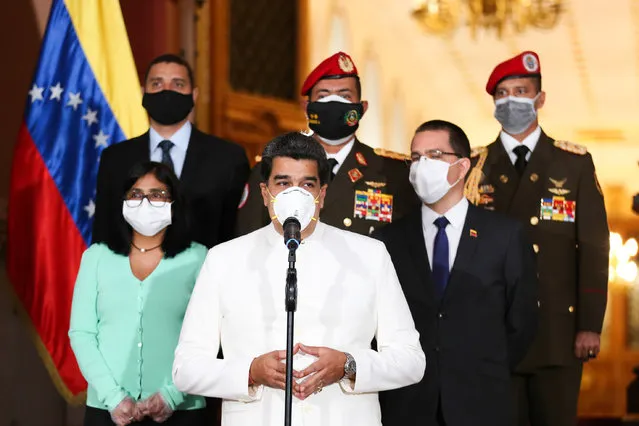 Handout picture released by the Venezuelan Presidency showing Venezuelan President Nicolas Maduro (C) speaking during a televised message amid the coronavirus pandemic, at Miraflores Presidential Palace in Caracas, on March 30, 2020. Maduro called on Russia to seek agreement with Saudi Arabia and the rest of the members of the Organization of Petroleum Exporting Countries (OPEC) for the “recovery” of crude oil prices. (Photo by Zurimar Campos/Venezuelan Presidency/AFP Photo)