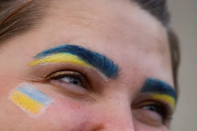 A woman demonstrates against Russia's invasion of Ukraine, during a Ukrainian Independence Day rally, in Dublin, Ireland on August 24, 2022. (Photo by Clodagh Kilcoyne /Reuters)
