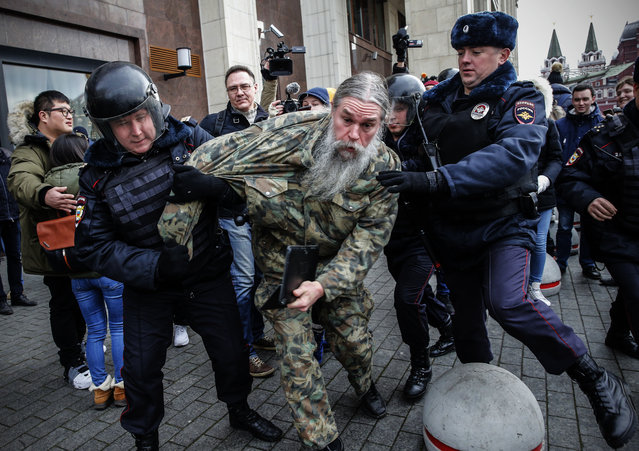 Russian riot police detain an opposition activist during a protest rally in central Moscow on November 5, 2017. (Photo by Maxim Zmeyev/AFP Photo)