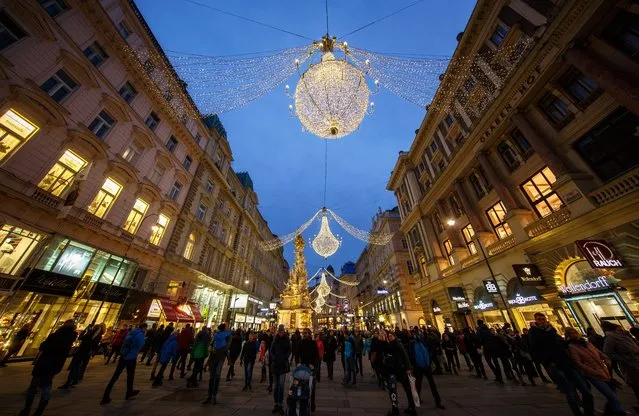 Christmas lights illuminate 'Am Graben' shopping street in Vienna, Austria, 25 November 2017. Merchandisers started off the Christmas season this week in Austria. (Photo by Lisi Niesner/EPA/EFE)