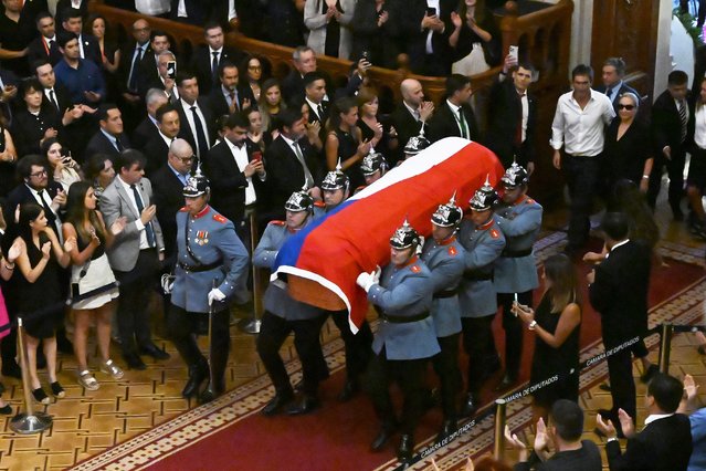 The Presidential Escort Regiment No. 1 “Grenadiers” escorts the coffin with the body of former Chilean President Sebastián Piñera at the National Congress Palace in Santiago on February 7, 2024. Three days of mourning and funeral ceremonies got underway Wednesday for Chile's ex-president Sebastian Pinera, who died a day earlier when the helicopter he was piloting crashed into a lake. (Photo by Rodrigo Arangua/AFP Photo)