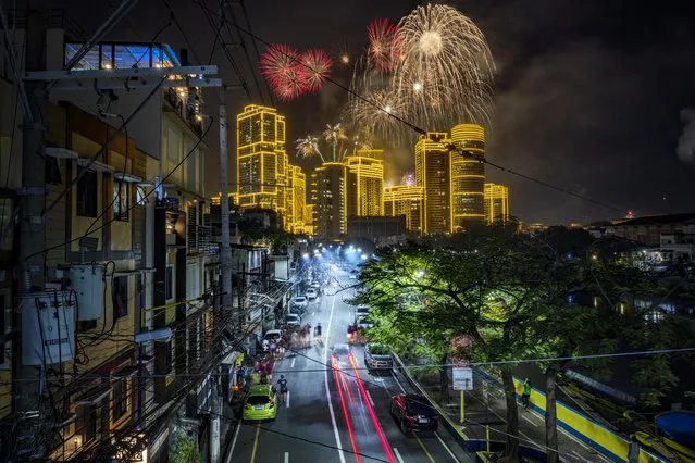 Fireworks explode over buildings during New Year's celebrations on January 01, 2023 in Makati, Metro Manila, Philippines. (Photo by Ezra Acayan/Getty Images)