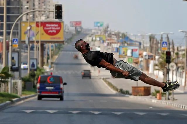 Palestinian athlete Ahmed Abu Hasira demonstrates his parkour skills during a lockdown amid the coronavirus disease (COVID-19) outbreak in Gaza City on September 8, 2020. (Photo by Mohammed Salem/Reuters)