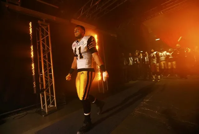 Hamilton Tiger Cats' Erik Harris walks to the field before facing the Calgary Stampeders in the CFL's 102nd Grey Cup football championship in Vancouver, British Columbia, November 30, 2014. (Photo by Mark Blinch/Reuters)
