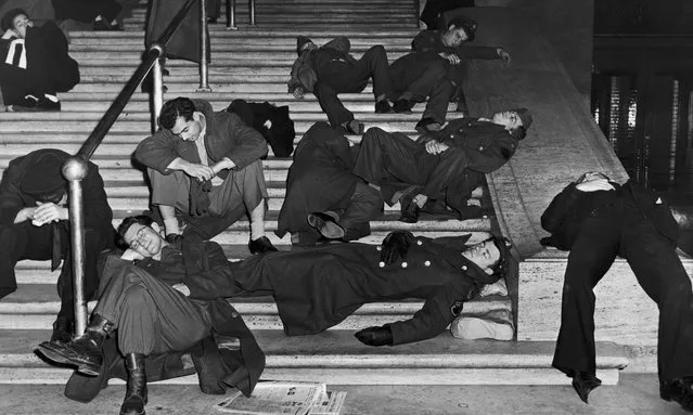 Revellers recovering from New Years Eve celebrations on the steps of Grand Central Station, New York, circa 1940. (Photo by FPG/Hulton Archive/Getty Images)