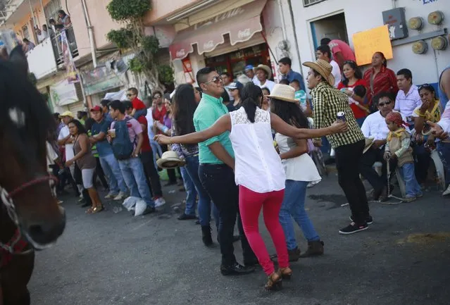 Revellers dance during the “Paseo del Pendon”, a traditional artistic march in Chilpancingo, December 21, 2014. (Photo by Jorge Dan Lopez/Reuters)