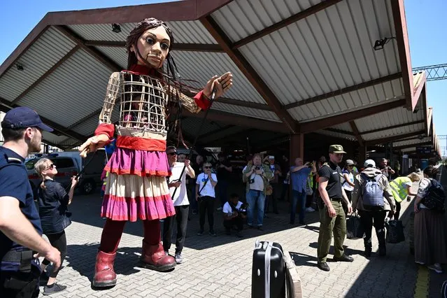 “Little Amal”, an international symbol of child refugees, visits in the city of Przemysl, southeastern Poland, 12 May 2022, in support of Ukrainian refugees arriving there. Little Amal represents a fictional nine-year-old Syrian migrant girl looking for her mother, embodying displaced children who lost their homes and were separated from their families. The 3.5-meter-tall puppet travelled 8,000 kilometers in support of refugees in 2021. Since 24 February, when Russia invaded Ukraine, some 3,317,000 million people have crossed the Polish-Ukrainian border into Poland, the Polish Border Guard has reported on 12 May morning. (Photo by Darek Delmanowicz/EPA/EFE)