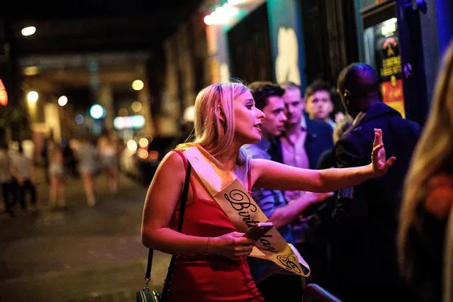 People gather outside a bar in Shoreditch, the weekend before new licensing rules come in to effect across Hackney on July 28, 2018 in London, England. (Photo by Jack Taylor/Getty Images)
