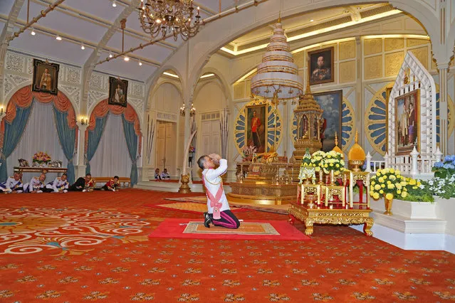 Thailand's new King Maha Vajiralongkorn Bodindradebayavarangkun pays respect to a picture of Thailand's late King Bhumibol Addlyadej and Queen Sirikit, as he accepts an invitation from parliament to succeed his father, at Bangkok's Dusit Palace in Bangkok, Thailand, December 1, 2016. (Photo by Reuters/Thailand Royal Household Bureau)