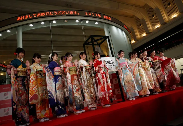 Women, dressed in ceremonial kimonos, pose for pictures  after the New Year opening ceremony at the Tokyo Stock Exchange (TSE), held to wish for the success of Japan's stock market, in Tokyo, Japan, January 4, 2017. (Photo by Kim Kyung-Hoon/Reuters)