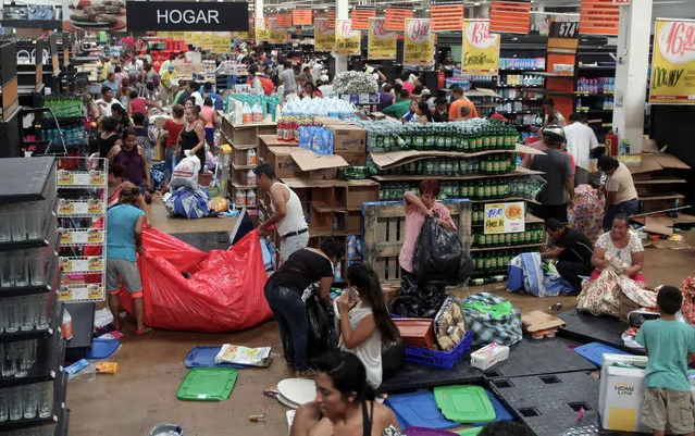 People ransack a store in Veracruz, Mexico, Thursday January 5, 2017. (Photo by Felix Marquez/AP Photo)