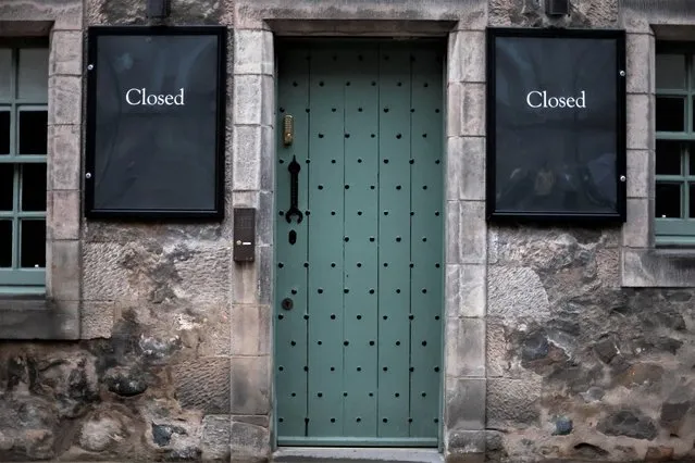 “Closed” signs placed by the Wardens of the Palace of Holyroodhouse sit after Queen Elizabeth, Britain's longest-reigning monarch and the nation's figurehead for seven decades, died aged 96, according to Buckingham Palace, in Holyrood, Edinburgh, Scotland, Britain on September 8, 2022. (Photo by Carl Recine/Reuters)
