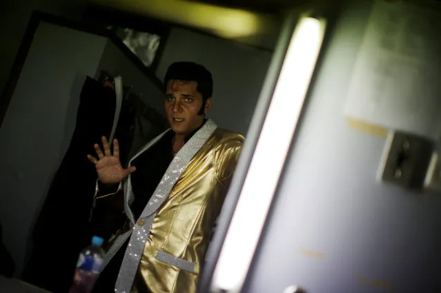Ultimate Elvis tribute artist competitor Stuart Vieyra from Queensland practices dance moves in the mirror back stage before the final round of the contest at the 25th annual Parkes Elvis Festival in the rural Australian town of Parkes, west of Sydney, January 14, 2017. (Photo by Jason Reed/Reuters)