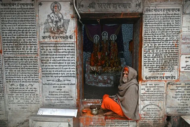 A priest sits at the temple of Hindu god Hanuman, in Ayodhya on December 28, 2023. (Photo by Arun Sankar/AFP Photo)