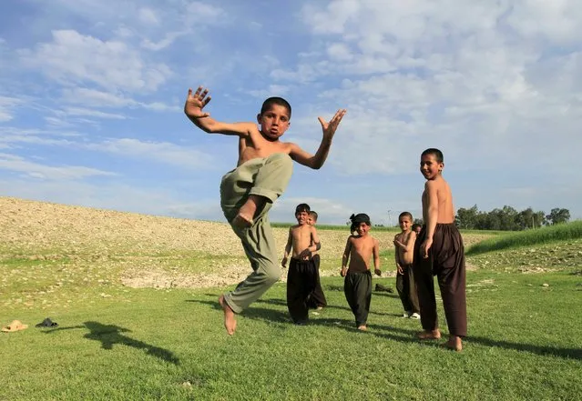 Afghan boys play on the outskirts of Jalalabad April 6, 2015. (Photo by Reuters/Parwiz)