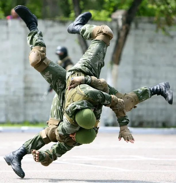 Kyrgyz military personnel show their skills during an exercises at a military base, 10 km outside Bishkek, Kyrgyzstan, 25 April 2016. (Photo by Igor Kovalenko/EPA)