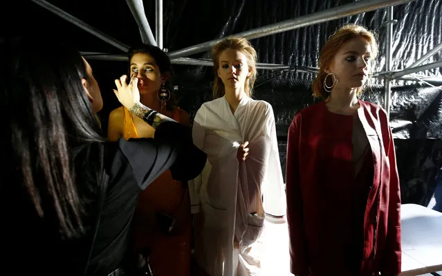 Models wait backstage before the Manning Cartell catwalk show at Australian Fashion week under the Sydney Harbour Bridge, May 17, 2016. (Photo by Jason Reed/Reuters)