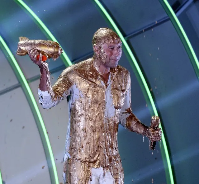 Former baseball player Derek Jeter gets slimed after receiving the Legend Award during the Nickelodeon Kids' Choice Sports Awards 2015 at UCLA's Pauley Pavilion in Los Angeles, California July 16, 2015. (Photo by Kevork Djansezian/Reuters)