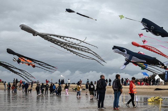 Kites fly during the 29th edition of the International Kite and Wind Festival as kite flyers from all over France and abroad gather in Chatelaillon-Plage, south-western France, on April 10, 2023. (Photo by Philippe Lopez/AFP Photo)