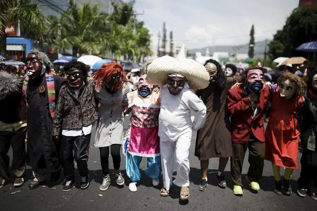 Performers participate in the opening parade of the festivities of El Divino Salvador del Mundo (The Divine Savior of The World), patron saint of the capital city of San Salvador, El Salvador August 1, 2015. (Photo by Jose Cabezas/Reuters)