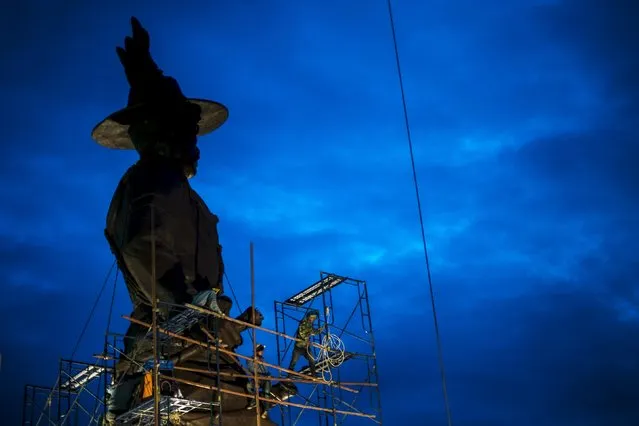 Labourers work on giant bronze statue of former King Taksin at Ratchapakdi Park in Hua Hin, Prachuap Khiri Khan province, Thailand, August 4, 2015. (Photo by Athit Perawongmetha/Reuters)