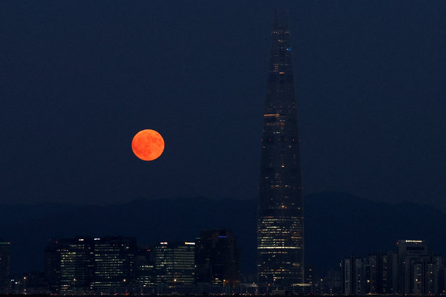 A Supermoon rises next to the 123-story Lotte World Tower in Seoul, South Korea on August 19, 2024. (Photo by Kim Soo-hyeon/Reuters)