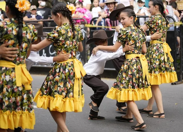 Folk dancers parade during the International Tournament of Joropo in Villavicencio, Colombia, Saturday, November 13, 2021. Joropo is the traditional music and dance of the Eastern Plains of Colombia and Venezuela. (Photo by Fernando Vergara/AP Photo)