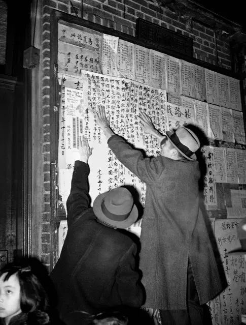 War bulletins describing the Japanese attack on  the U.S. are posted in English and Chinese in New York's Chinatown in lower Manhattan, December 7, 1941. (Photo by Associated Press)