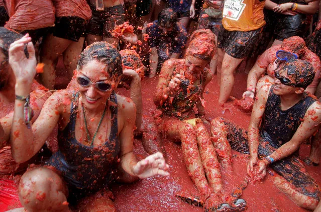 Revellers battle with tomato pulp during the annual “Tomatina” (tomato fight) festival in Bunol near Valencia, Spain, August 31, 2016. (Photo by Heino Kalis/Reuters)