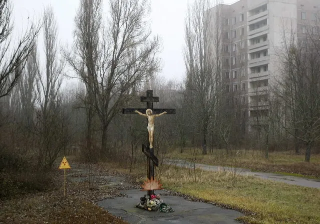 A cross with a crucifix is seen in the deserted Ukrainian town of Pripyat November 27, 2012. The town's population was evacuated following the  disaster at the nearby Chernobyl nuclear reactor in 1986. (Photo by Anatolii Stepanov/Reuters)