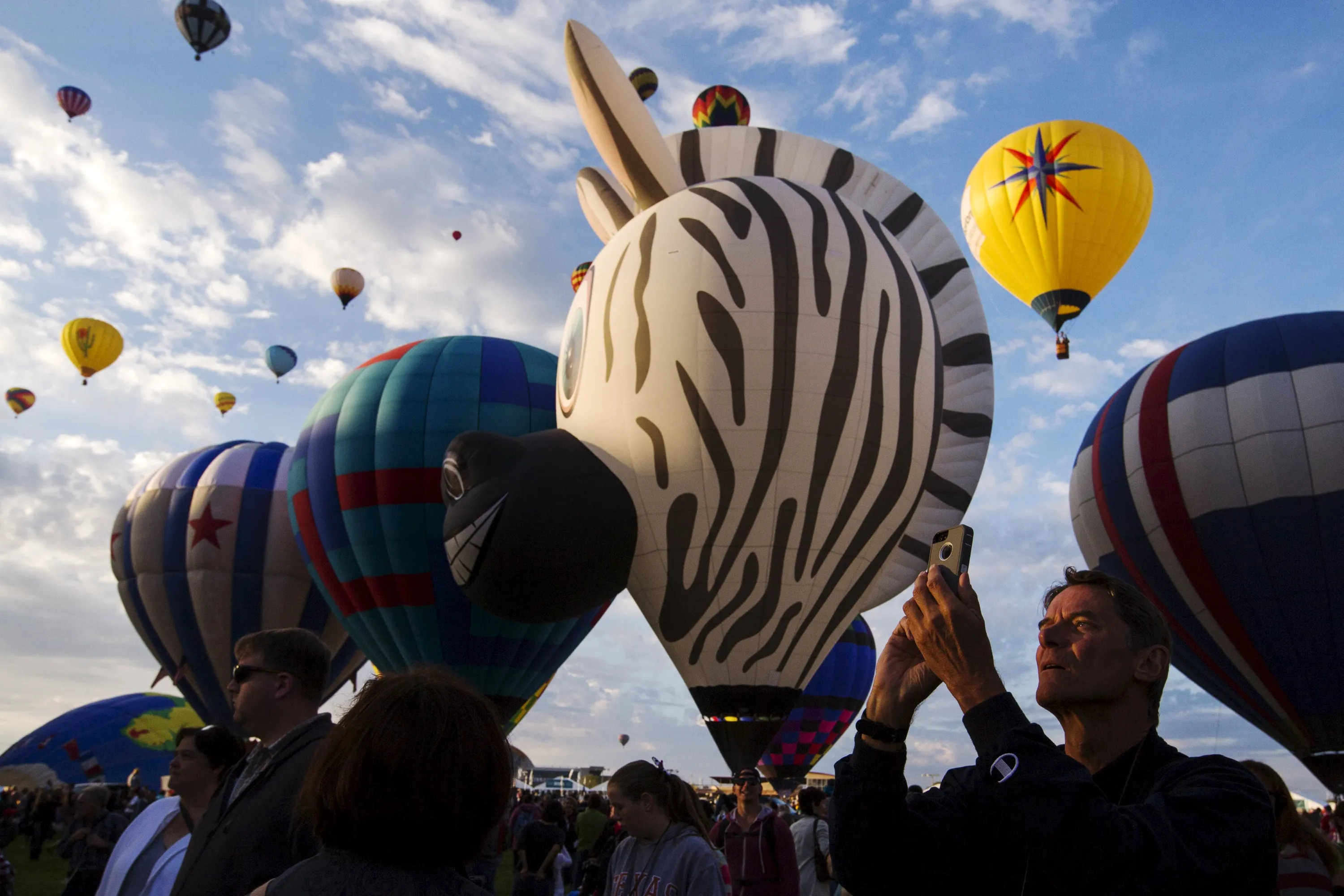 Пилоты воздушных шаров. Альбукерке Международный воздушный шар Fiesta. Albuquerque International Balloon Fiesta фестиваль. Фестиваль воздушных шаров в Альбукерке. Фестиваль воздушных шаров в Нью-Мексико.
