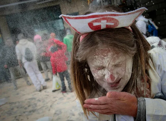 People take part in the “Domingo Fareleiro” (Floury Sunday in Galician) festival in the village of Xinzo de Limia, northwestern Spain, on January 21, 2018. (Photo by Miguel Riopa/AFP Photo)
