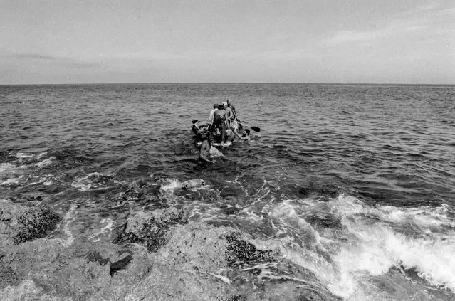 People launch a makeshift boat into the Straits of Florida towards the U.S., on the last day of the 1994 Cuban raft exodus in Havana, in this September 13, 1994 file photo. (Photo by Rolando Pujol Rodriguez/Reuters)