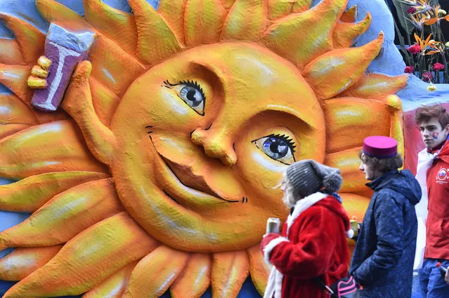 Carnevalists stand beside a sun float during the traditional Rose Monday parade in Duesseldorf, Germany, Shrove Monday, February 12, 2018. (Photo by Martin Meissner/AP Photo)