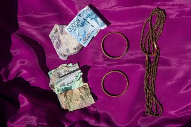 Personal belongings of Marta Ratte Limbong inside the coffin including money, a necklace, and two gold bracelets. (Photo by Agung Parameswara/The Washington Post)