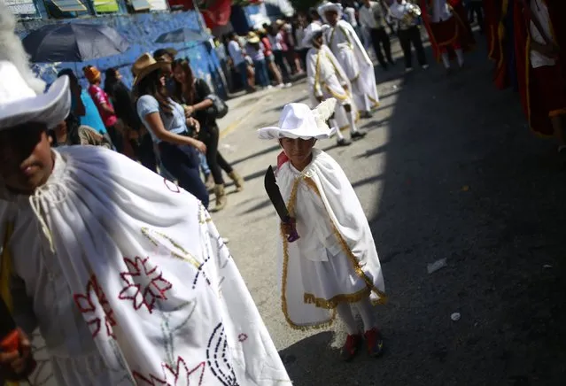 Participants with machetes perform a traditional dance during the “Paseo del Pendon”, a traditional artistic march in Chilpancingo, December 21, 2014. (Photo by Jorge Dan Lopez/Reuters)